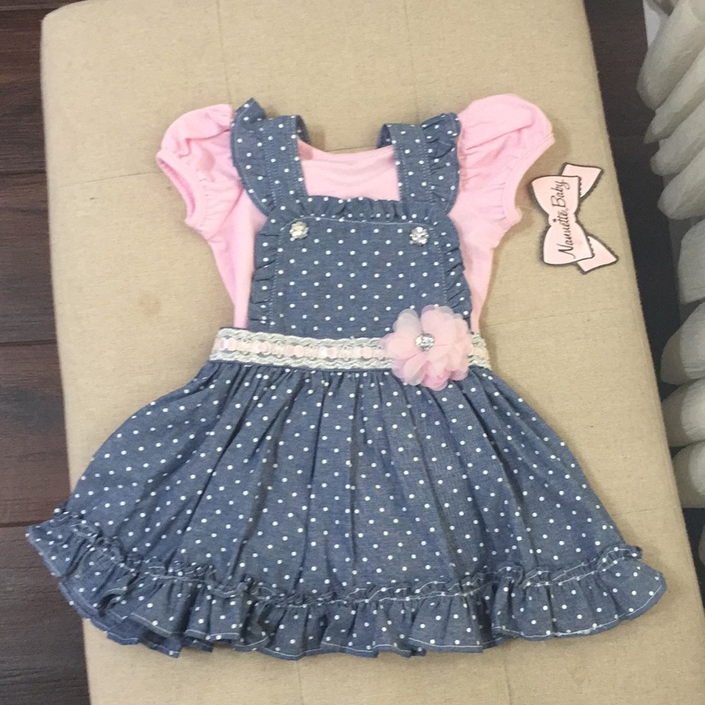 Children’s dress set.